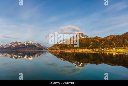 Paysage de campagne sur le chemin entre Leknes et Hauckland beach, îles Lofoten, Norvège Banque D'Images