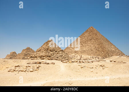 Trois pyramides de reines près de la pyramide de Menkaourê à Giza Banque D'Images