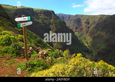 En mars Gran Canaria (Iles Canaries - Espagne). Aperçu de la Barranco Guayadeque. 2 randonnées indique Temisas et Guayadeque. Banque D'Images