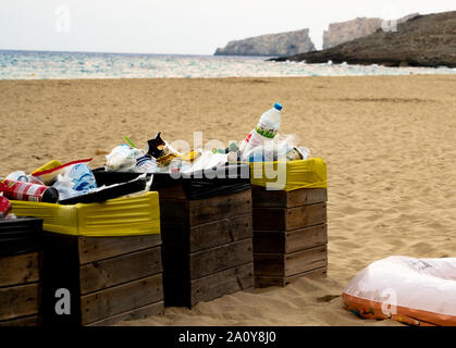 Poubelles plein at beach Banque D'Images