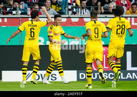 22 septembre 2019, Hessen, Frankfurt/Main : Soccer : Bundesliga, l'Eintracht Francfort - Borussia Dortmund, 5e journée, dans l'arène de la Commerzbank. Le buteur de Dortmund Jadon, Sancho (2e de gauche) cheers avec ses coéquipiers Thomas Delaney (l), Paco Alcacer do et Alex Witsel (r) sur l'objectif de 1:2. Photo : Uwe Anspach/DPA - NOTE IMPORTANTE : en conformité avec les exigences de la DFL Deutsche Fußball Liga ou la DFB Deutscher Fußball-Bund, il est interdit d'utiliser ou avoir utilisé des photographies prises dans le stade et/ou la correspondance dans la séquence sous forme d'images et/ou vidéo-comme des séquences de photos. Banque D'Images