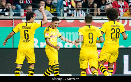 22 septembre 2019, Hessen, Frankfurt/Main : Soccer : Bundesliga, l'Eintracht Francfort - Borussia Dortmund, 5e journée, dans l'arène de la Commerzbank. Le buteur de Dortmund Jadon, Sancho (2e de gauche) cheers avec ses coéquipiers Thomas Delaney (l), Paco Alcacer do et Alex Witsel (r) sur l'objectif de 1:2. Photo : Uwe Anspach/DPA - NOTE IMPORTANTE : en conformité avec les exigences de la DFL Deutsche Fußball Liga ou la DFB Deutscher Fußball-Bund, il est interdit d'utiliser ou avoir utilisé des photographies prises dans le stade et/ou la correspondance dans la séquence sous forme d'images et/ou vidéo-comme des séquences de photos. Banque D'Images