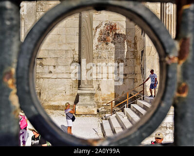 Athènes/Grèce - 17 juillet 2019 : Touristique qui pose pour photo en bibliothèque d'Hadrien, site archéologique à Athènes en Grèce. Grâce à l'encadré des garde-corps. Banque D'Images