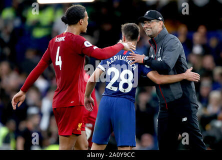 Le manager de Liverpool Jurgen Klopp (à droite) avec Chelsea's Cesar Azpilicueta (centre) et Virgil van Dijk (à gauche) après le coup de sifflet final lors de la Premier League match à Stamford Bridge, Londres. Banque D'Images