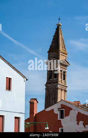 Bell towser penchée de la 17e siècle Chiesa di San Martino église. Murano, Italie Banque D'Images