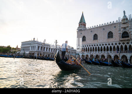 Gondole sur le grand canal en face du palais des Doges au coucher du soleil. Venise, Italie. Banque D'Images