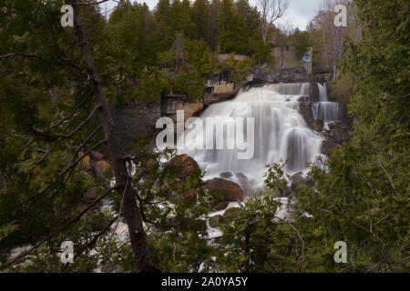 Inglis Falls sur une journée de la fin du printemps dans l'Ontario, Canada. Banque D'Images