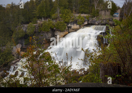 Inglis Falls sur une journée de la fin du printemps dans l'Ontario, Canada. Banque D'Images