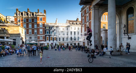 London UK 8 septembre 2019 Londres Covent Garden Street artiste du spectacle à l'extérieur de Punch et Judy Pub unicycle balancing act Banque D'Images