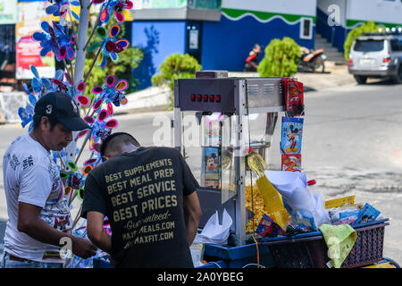 Deux hommes hispaniques travaillant au peuplement de popcorn à Santa Rosa Guatemala Banque D'Images