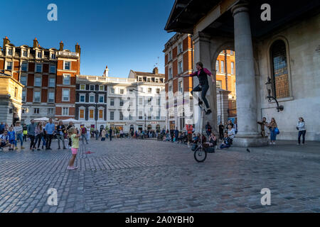 London UK 8 septembre 2019 Londres Covent Garden Street artiste du spectacle à l'extérieur de Punch et Judy Pub unicycle balancing act Banque D'Images