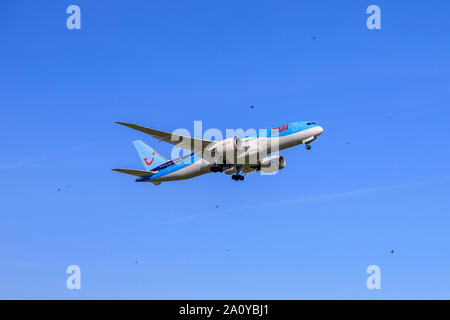 TUI G-TUIF, Boeing 787-8 Dreamliner en l'air après le décollage à l'aéroport de Bristol Banque D'Images