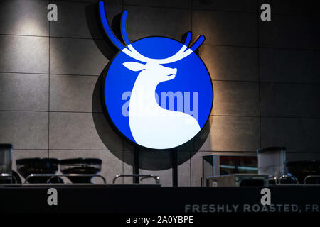 Shanghai, Shanghai, Chine. 22 Sep, 2019. Luckin Coffee store et le logo vu à Shanghai. Une chaîne de café chinois. Crédit : Alex Tai SOPA/Images/ZUMA/Alamy Fil Live News Banque D'Images