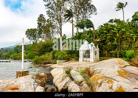 Petite et vieille chapelle sur les rochers au bord de la mer dans l'île d'Ilhabela, sur la côte nord de São Paulo, Brésil Banque D'Images