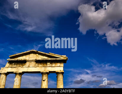 Porte de 'Athena' Archegetis en site antique de Forum Romain à Athènes, Grèce, contre ciel bleu profond avec quelques nuages. Banque D'Images