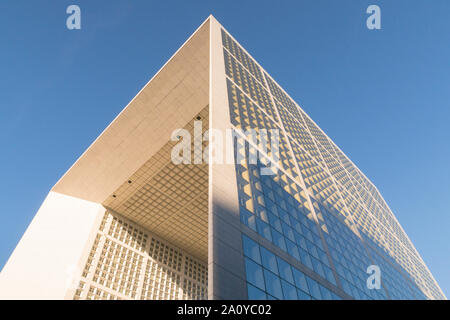 Paris, France - 2 septembre 2019 : Le grand arc de la Défense, Paris, France. Banque D'Images