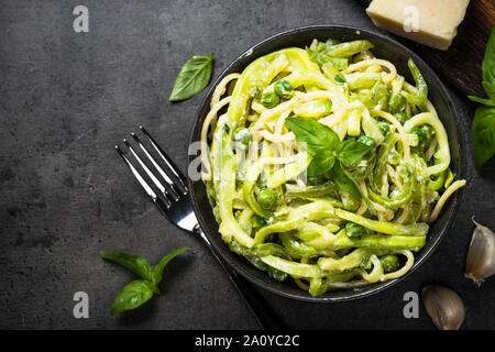 Les pâtes spaghetti à la courgette sur noir vue d'en haut. Banque D'Images