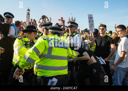 Londres, Royaume-Uni. 20 Septembre, 2019. Agents de la Police métropolitaine utiliser la force pour disperser les étudiants et militants du climat au cours du pont de Lambeth de blocage Banque D'Images