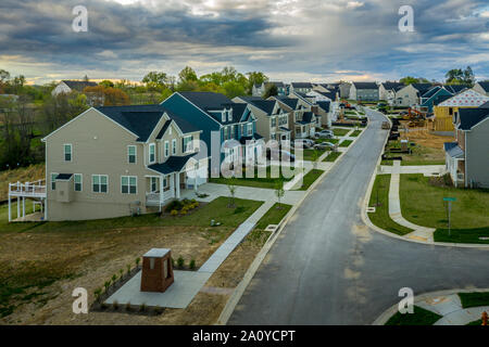 Paysage aérien américain typique de la construction de nouveaux quartiers dans le Maryland pour la classe moyenne supérieure, les maisons unifamiliales real estate Banque D'Images