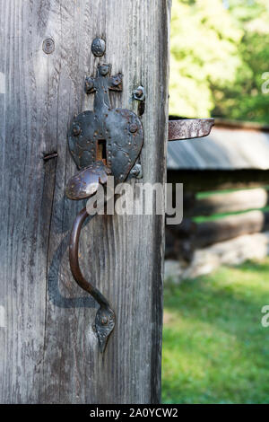 Ancienne porte verrou à l'Eglise grecque-catholique de 1801 de Ropki en musée en plein air, Pologne. Banque D'Images