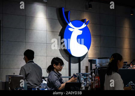 Shanghai, Shanghai, Chine. 22 Sep, 2019. Luckin Coffee store et le logo vu à Shanghai. Une chaîne de café chinois. Crédit : Alex Tai SOPA/Images/ZUMA/Alamy Fil Live News Banque D'Images