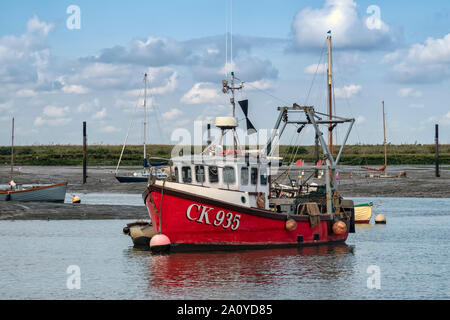 WEST MERSEA, ESSEX, Royaume-Uni - 31 AOÛT 2018 : bateau de pêche amarré dans la rivière Blackwater Banque D'Images