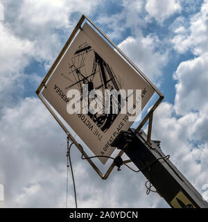 WEST MERSEA, ESSEX, Royaume-Uni - 31 AOÛT 2018 : panneau pour le Victory Pub sur la route côtière Banque D'Images