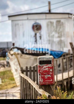 WEST MERSEA, ESSEX, Royaume-Uni - 31 AOÛT 2018 : boîte aux lettres pour une Péniche aménagée sur la rivière Blackwater avec Péniche défocused en arrière-plan Banque D'Images