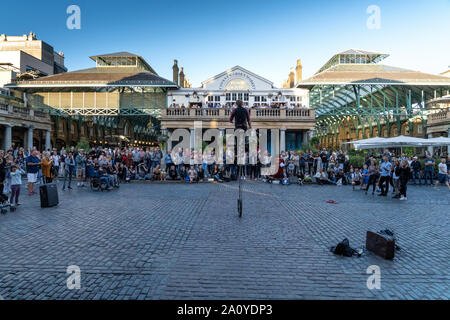 London UK 8 septembre 2019 Londres Covent Garden Street artiste du spectacle à l'extérieur de Punch et Judy Pub unicycle balancing act Banque D'Images