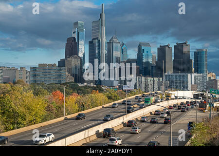 L' autoroute 76 sur le centre-ville de Philadelphie, en Pennsylvanie USA Banque D'Images