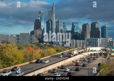 L' autoroute 76 sur le centre-ville de Philadelphie, en Pennsylvanie USA Banque D'Images