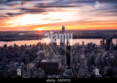 Vue sur la ville de New York à Manhattan et la rivière Hudson au coucher du soleil de l'Empire State Building Banque D'Images