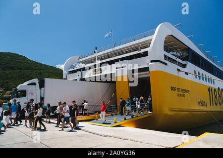 Poros, l'île de Céphalonie, Grèce - Juillet 17, 2019 : un débarquement des voitures et des passagers d'un ferry de groupe Ferries Levante amarré à la por Banque D'Images