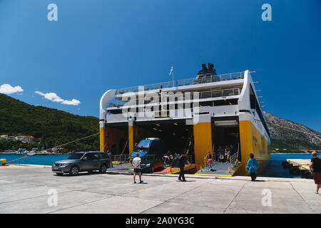 Poros, l'île de Céphalonie, Grèce - Juillet 17, 2019 : un débarquement des voitures et des passagers d'un ferry de groupe Ferries Levante amarré à la por Banque D'Images