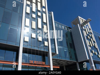 Le bâtiment Reflector de Hanover Quay, Dublin, Irlande, avec le soleil se reflétant du verre. Ce bâtiment abritera Air BnB. Banque D'Images