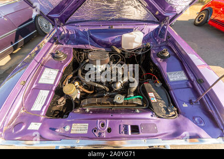 La baie moteur d'une Ford Escort MkI 1300 GT sur l'affichage à l'voitures sur la plage car show à Southend on Sea, Essex, ROYAUME UNI sur une journée ensoleillée. Avant, moteur Banque D'Images