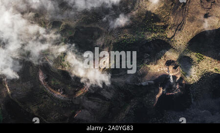 Vue aérienne de la caldeira du volcan Batur à Bali. Texture noir volcanique et cratère, vue de dessus, à coup de drone Banque D'Images