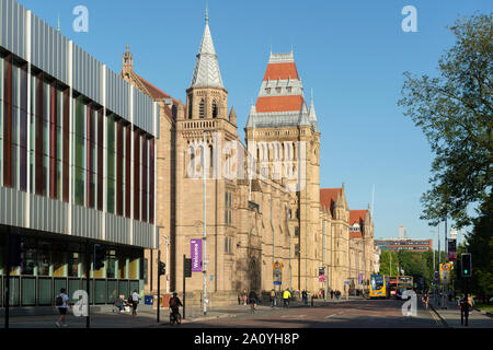 La principale Victoria Building et Whitworth Hall à l'Université de Manchester tourné contre un ciel bleu clair (usage éditorial uniquement) Banque D'Images