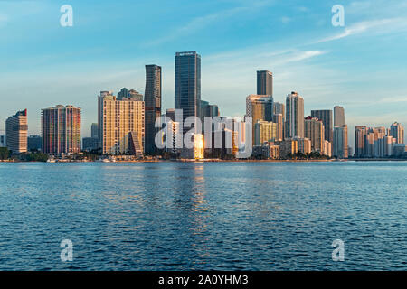 L'AVENUE BRICKELL DOWNTOWN SKYLINE BISCAYNE BAY MIAMI FLORIDA USA Banque D'Images