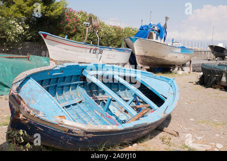 Vieille barque abandonnée à Seiano marina en Italie Banque D'Images