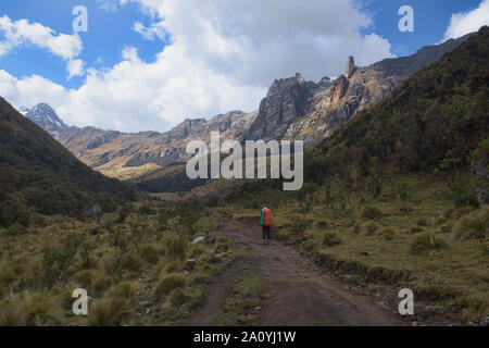 La position dans la vallée de Huaripampa sur le Santa Cruz trek, Cordillera Blanca, Ancash, Pérou Banque D'Images