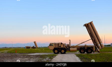 L'INSTALLATION DE SOUTIEN NAVAL DEVESELU, Roumanie (sept. 1, 2019) - Le soleil se couche sur la base de la marine américaine en Roumanie, à l'égide de l'OTAN accueil à terre Système de défense antimissile balistique (AABMDS site), après avoir effectué une mise à jour des systèmes prévu de longue date du 9 août 2019. Pendant la période d'entretien, les États-Unis a respecté son engagement de défense antimissile balistique de l'OTAN (DMO) par le déploiement temporaire d'un terminal High Altitude Area Defense (THAAD) système pour l'installation de soutien naval à Deveselu, Roumanie. Le déploiement de l'ARMÉE AMÉRICAINE THAAD batterie pour la Roumanie a duré environ six semaines alors qu'Égide à terre et de logiciels Banque D'Images