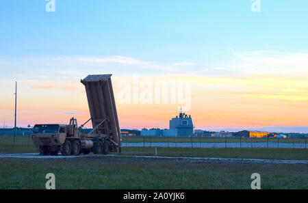 L'INSTALLATION DE SOUTIEN NAVAL DEVESELU, Roumanie (sept. 1, 2019) - Le soleil se couche sur la base de la marine américaine en Roumanie, à l'égide de l'OTAN accueil à terre Système de défense antimissile balistique (AABMDS site), après avoir effectué une mise à jour des systèmes prévu de longue date du 9 août 2019. Pendant la période d'entretien, les États-Unis a respecté son engagement de défense antimissile balistique de l'OTAN (DMO) par le déploiement temporaire d'un terminal High Altitude Area Defense (THAAD) système pour l'installation de soutien naval à Deveselu, Roumanie. Le déploiement de l'ARMÉE AMÉRICAINE THAAD batterie pour la Roumanie a duré environ six semaines alors qu'Égide à terre et de logiciels Banque D'Images