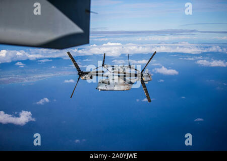 Les Marines américains avec l'escadron 268 à rotors basculants Support Marine, Marine Aircraft Group 24, survolez les îles hawaïennes en MV-22 Ospreys au cours d'un exercice d'assaut aérien, le 17 septembre 2019. Le VMM-268 a effectué l'entraînement aux côtés des Marines (2e Bataillon, 3e Régiment de Marines afin de maintenir la cohésion de l'unité et l'efficacité au combat. (U.S. Marine Corps photo par Lance Cpl. Jacob Wilson) Banque D'Images