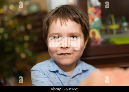 Portrait of a smiling, joli garçon de plusieurs années dans la chambre des enfants. Banque D'Images