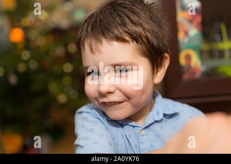 Portrait of a smiling, joli garçon de plusieurs années dans la chambre des enfants. Banque D'Images