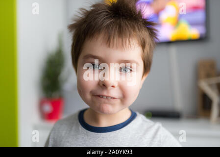 Portrait of a smiling, joli garçon de plusieurs années dans la chambre des enfants. Banque D'Images