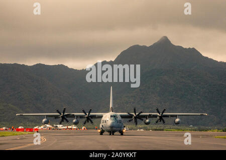 Un Corps des Marines américains KC-130J Hercules, affecté à l'Escadron de transport de ravitaillement aérien maritime (VMGR)152, se prépare à décoller avant la Force de rotation maritime - Darwin vol trans-Pacifique, en mer, 17 Septembre, 2019. VMGR-152 fournit des services de ravitaillement en vol à l'appui des opérations d'air Fleet Marine Force et fournit des voies de transport de personnel, équipement et fournitures. Le vol a été effectué pour améliorer le concept trans-Pacifique qui a été développé et raffiné au cours des trois de MRF-d'itérations. (U.S. Marine Corps photo par le Cpl. Christian Castro) Banque D'Images