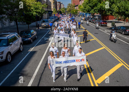 New York, USA. 22 Sep, 2019. Des centaines Portoricains habillé en blanc ont participé à une procession silencieuse portant des pancartes et des banderoles dans les rues de New York le 22 septembre 2019, de concentrer l'attention de la nation sur cette froide et craven la négligence des citoyens américains à Porto Rico qui luttent encore pour leur survie à la suite du cyclone Maria. Crédit : Erik McGregor/ZUMA/Alamy Fil Live News Banque D'Images