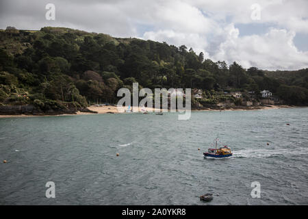 L'exploitation des sables bitumineux en descendant l'estuaire de ferry à Salcombe ville sur une journée calme avec à peine une ondulation sur l'eau, à Salcombe Devon Banque D'Images